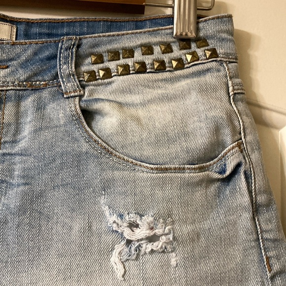Denim Life Denim Shorts with Embellishment Details - Picture 2 of 7